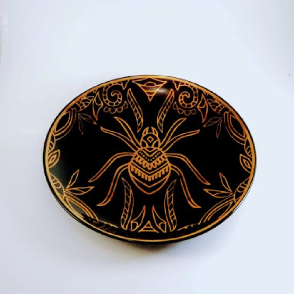 *SPIDER*TRIBAL GOLD/BRONZE DESIGN HAND PAINTED ON A BLACK CERAMIC PLATE